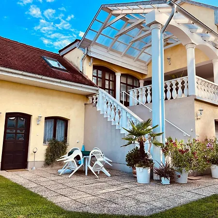 Horvath Apartaman アパート